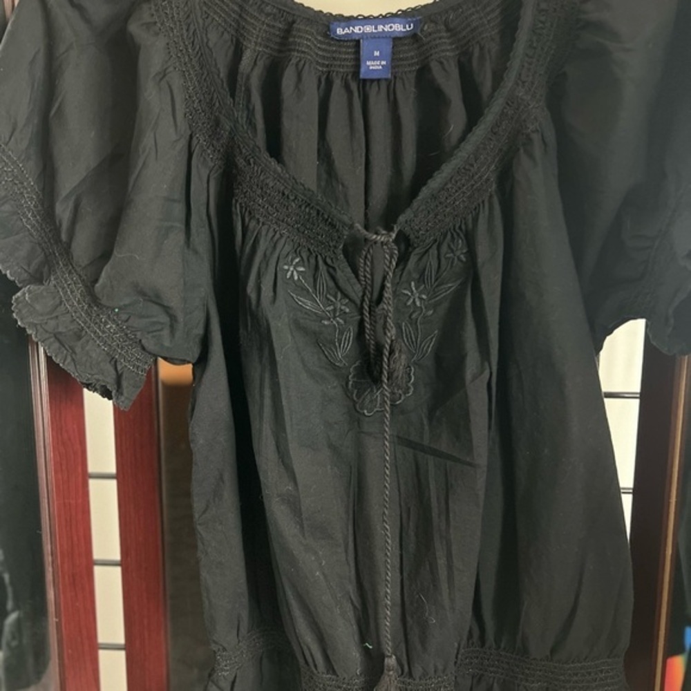VINTAGE Bandolino Black Embroidered BOHEMIANTop WITH FLORAL MOTIF